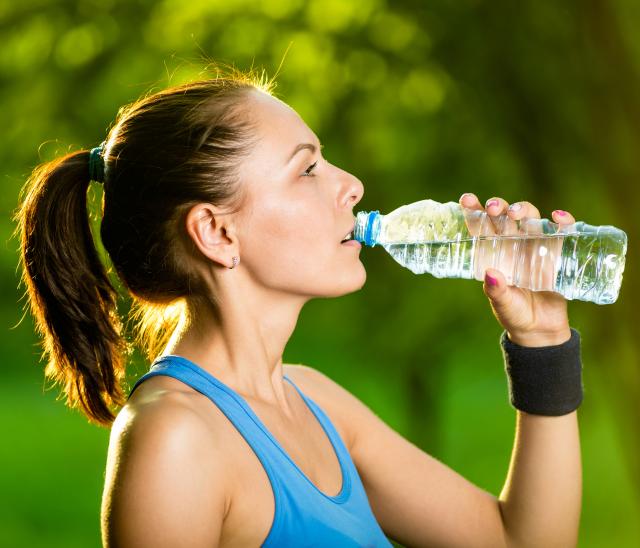 Lekari upozoravaju: Previše vode tokom vežbanja je opasno